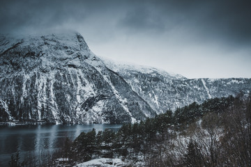 Obraz premium Schnee bedeckter Fjord in Norwegen