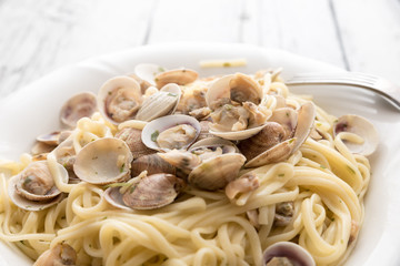 Cooking spaghetti with clams