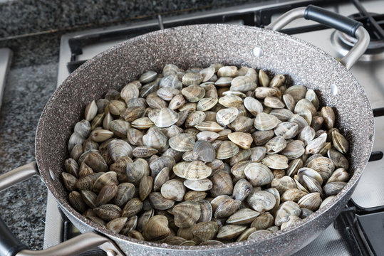 Cooking spaghetti with clams