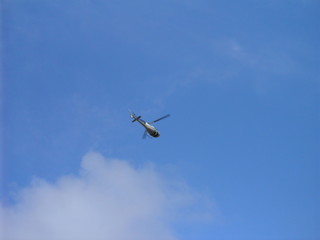 Fototapeta na wymiar Helicóptero sobrevoando