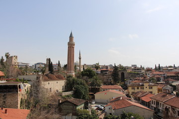Fototapeta na wymiar Blick über die Altstadt von Antalya auf das Kannellierte Minarett (Yivli Minare)