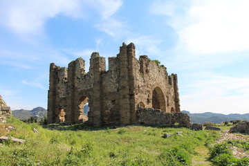 Fototapeta na wymiar Die Überreste der Basilika der antiken Stadt Aspendos