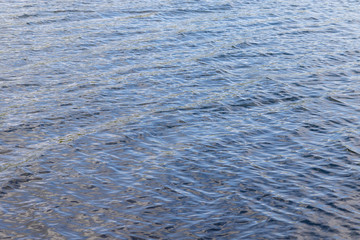 Wasseroberfläche mit leichtem Wellengang an einem See