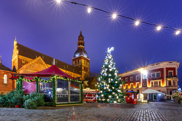 Fototapeta na wymiar Decorated and illuminated Christmas tree, Christmas Market and the Cathedral of Saint Mary at Cathedral Square, Doma laukums, Riga, Latvia.