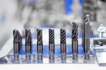 Industrial milling metal cutting tool with carbide cutter insert