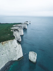Abgebrochener Felsen von  weißen Kreidefelsen an der englischen Südküste bei Poole, Vereinigtes Königreich