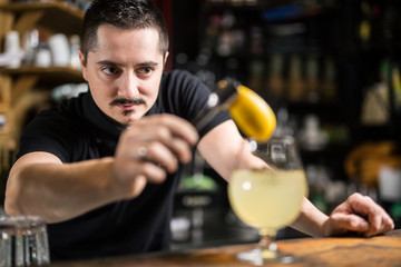 Male barista making lemonade