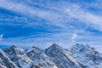 Blick auf die schneebedeckten Berge der Zugspitze