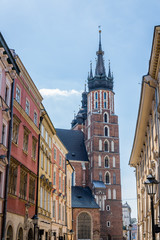 Fototapeta na wymiar Basilique Sainte-Marie sur la Place Rynek Głowny à Cracovie