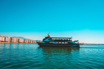 Obraz premium boat on the way to thessaloniki with copy space sky and sea