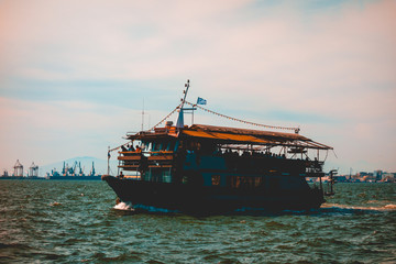 Obraz premium touristic boat with port background at thessaloniki