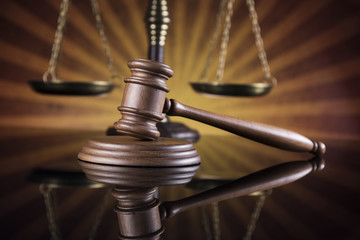 Obraz premium Judge gavel,Law concept, mirror reflection background