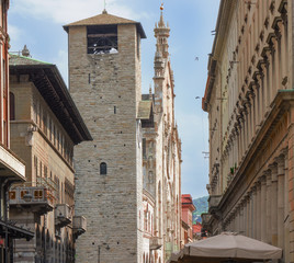 the splendid Gothic facade of the como's cathedral recovery from a side street.Italy