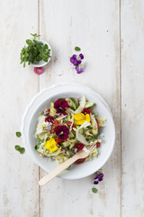 gemischter Salat mit essbaren Blüten