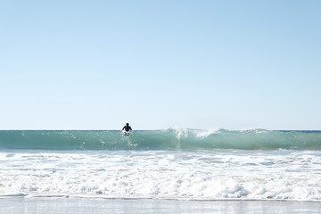 surfero en plena ola