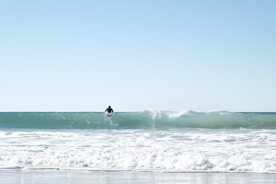 surfero en plena ola