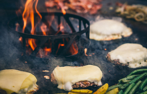 Burger mit Bacon und Grillgemüse von der Feuerplatte Fireplate Plancha