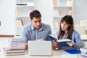 Obraz premium Students sitting and studying in classroom college