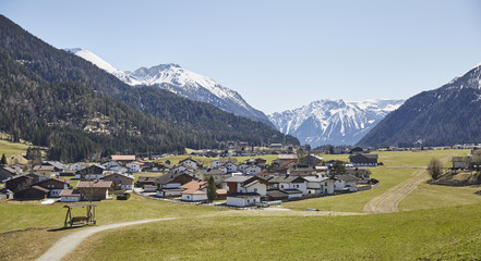 Fototapeta na wymiar Alpines Dorf in Österreich – Stockfoto