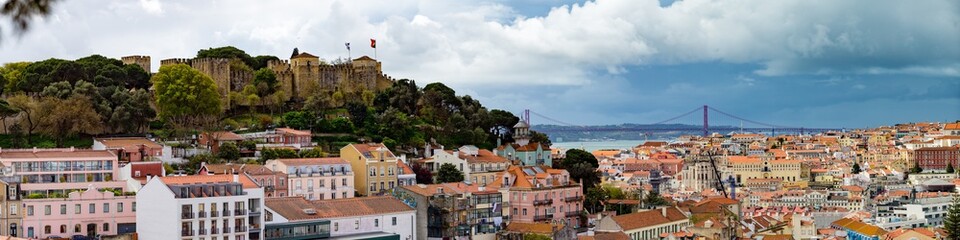 Fototapeta na wymiar panoramic view over lisbon with castle