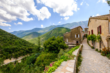 Fototapeta na wymiar Vue panoramique sur le Mont Ventoux et la vallée de Toulourenc, depuis le village de Brantes. Provence, France. 