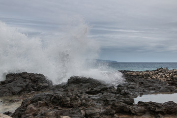 Fototapeta na wymiar Waves Crashing Into the Maui Coast
