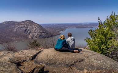 Young couple overlooking Hudson River at Bull Hill near Cold Spring, NY - obrazy, fototapety, plakaty