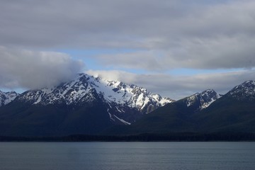 Obraz na płótnie Canvas Alaskan snow-capped mountains view from the water