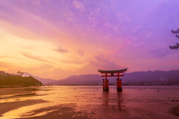 Obraz premium Brama Torii świątyni Itsukushima na zachód słońca w Miyajima, Hiroszima, Japonia