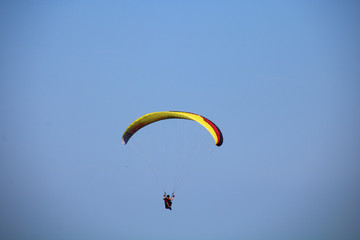gleitschirmfliegen    blauer himmel
