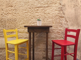 Sedie colorate con tavolino