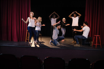 Actors practicing play on stage - obrazy, fototapety, plakaty