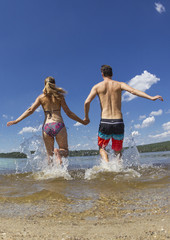 junges Paar läuft ins Wasser