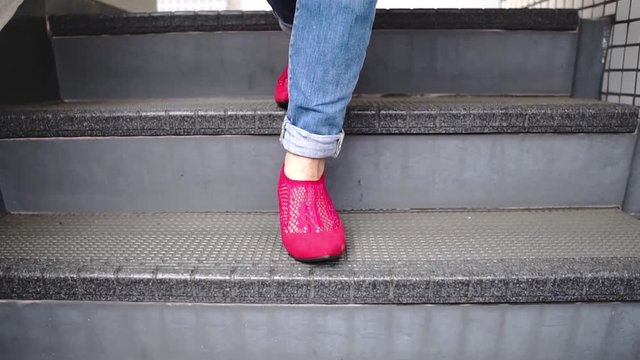 赤い靴を履いた女性