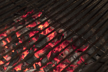 Heißer Grill, glühende Holzkohle, leer