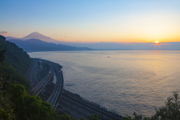 富士山と日の出、静岡県静岡市清水区さった峠にて