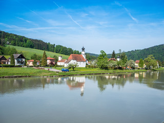 Fototapeta na wymiar Kirche im Dorf Pyrawang in Oberösterreich