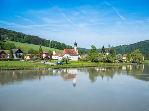 Kirche im Dorf Pyrawang in Ober&ouml;sterreich