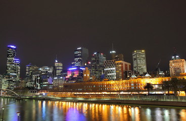 Obraz na płótnie Canvas Melbourne skyline over Yarra river 
