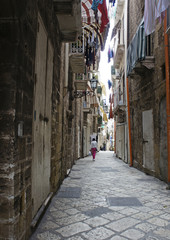 Obraz na płótnie Canvas Italy, Puglia, houses in the narrow streets of the old town of Taranto