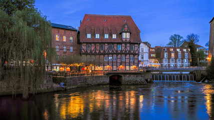 Lüneburg Wasserviertel abends Mühle Wehr