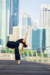 Obraz na płótnie Canvas Elegant ballet dancer woman dancing ballet in the city