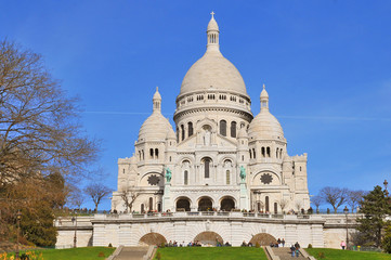 Fototapeta na wymiar Basilique du Sacre Coeur (Basilica Sacre Coeur) on Montmartre in Paris, France.