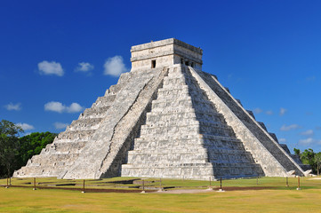 Mayan pyramid of Kukulcan El Castillo in Chichen Itza, Mexico.