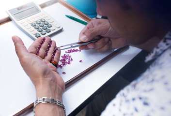 Trader are grading the quality of gems in the trading market.