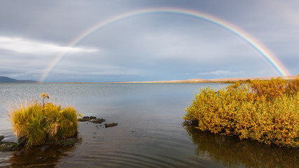 Regenbogen über einem See, Island, schöner Hintergrund