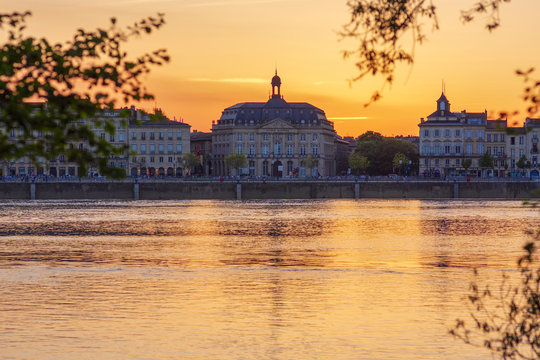 La bourse maritime &agrave; Bordeaux au coucher de soleil