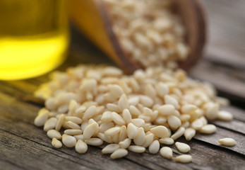 Peeled sesame seeds with oil