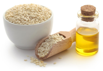 Peeled sesame seeds with oil