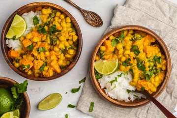 Photo sur Plexiglas Plats de repas Vegan Sweet Potato Chickpea curry in wooden bowl on light background, top view, copy space. Healthy vegetarian food concept.